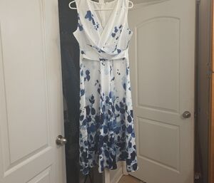 Chic Sleeveless Blue Floral Midi Dress